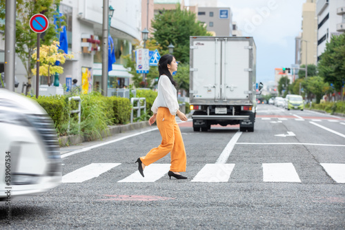 Canvastavla 横断歩道を渡る女性　pedestrian crossing