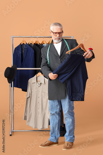 Mature fashion designer wit...