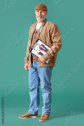 Mature fashion designer wit...