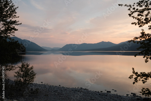 Fototapeta Naklejka Na Ścianę i Meble -  Sunset in the mountains at Lake McDonald