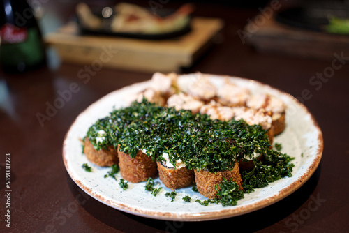Sushi Holls servidos dentro do prato e colocados sobre a mesa do restaurante. Comida Japonesa.