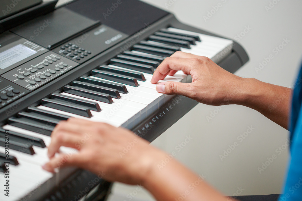 Obraz premium Close-up of male hands playing keyboard