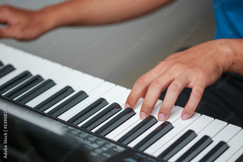 Obraz premium Close-up of male hands playing keyboard