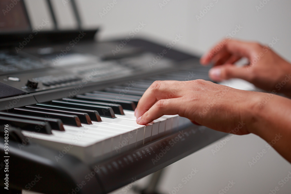 Obraz premium Close-up of male hands playing keyboard