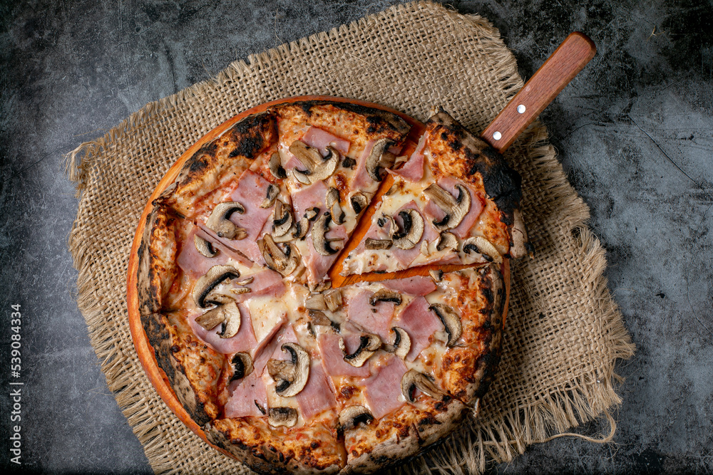 Pizza estilo napolitana - toscana cocida al horno de leña
Pizza en rodajas con queso mozzarella, tomates, pimienta, especias y albahaca fresca. pizzería italiana. Pizza Margarita o Margarita Pizza estilo napolitana - toscana cocida al horno de leña
Pizza en rodajas con queso mozzarella, tomates, pimienta, especias y albahaca fresca. pizzería italiana. Pizza Margarita o Margarita