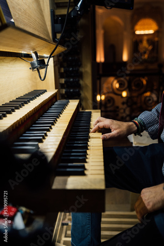 Canvastavla Close-up of a organist playing organ keyboard in church