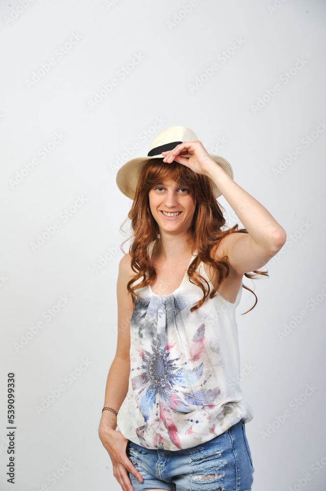 frau jung portrait mit sonnenhut strohhut urlaub ferien sommer sonne eincremen sonnenschutz frau jung portrait mit sonnenhut strohhut urlaub ferien sommer sonne eincremen sonnenschutz