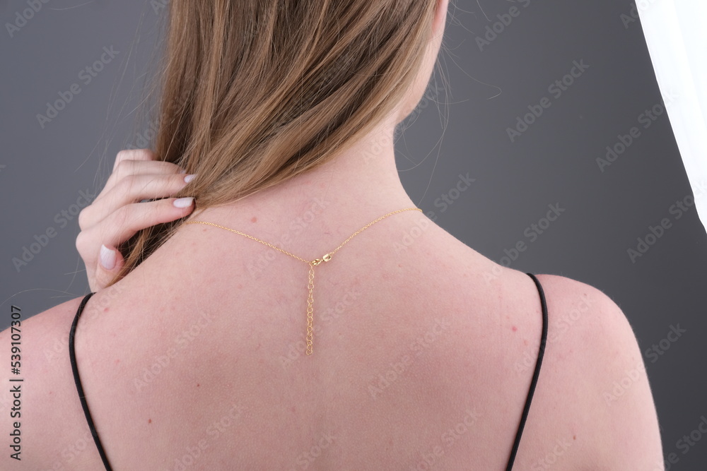 forehead chain necklace on the female neck shows how the chain necklace