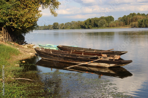 Plates de pêcheurs amarrées au bord de la loire photo