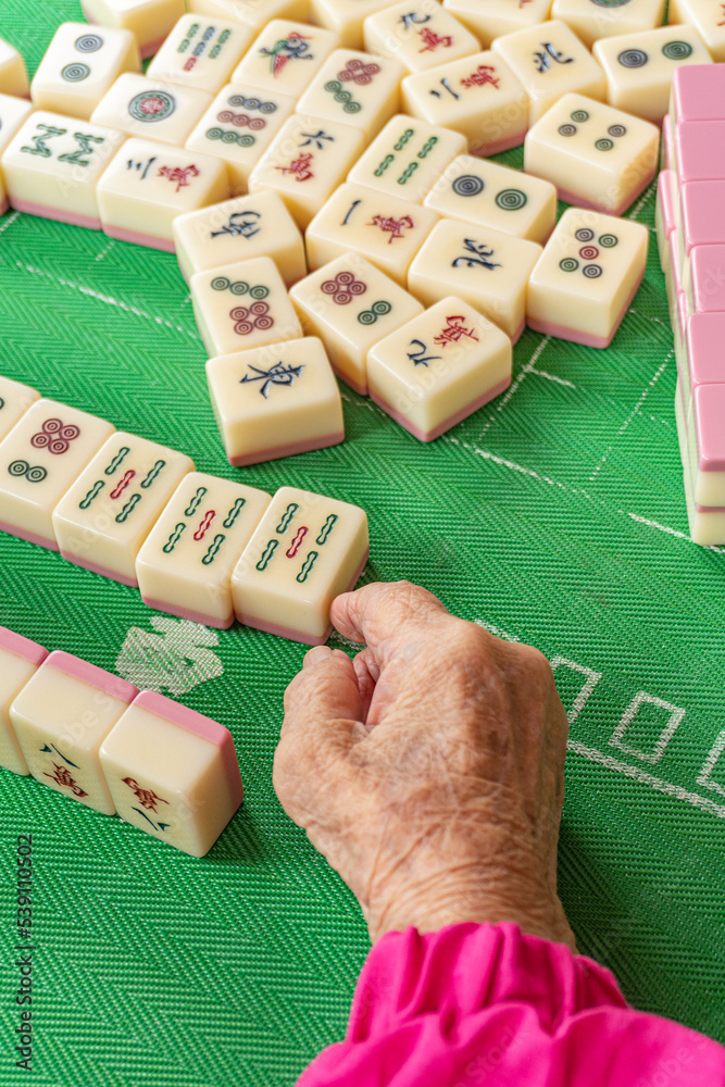Fotografía An old active elderly playing mahjong