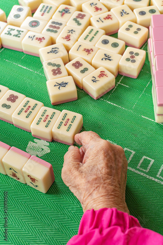 Fotografía An old active elderly playing mahjong