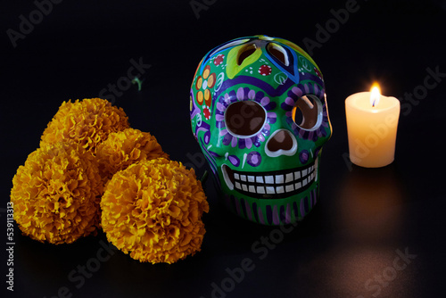 Cráneo decorado con flores y diversos colores para la celebración de día de muertos en México. 