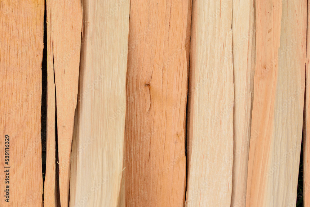 Naklejka premium Kawałki drewna olchowego tworzące pionowy wzór 