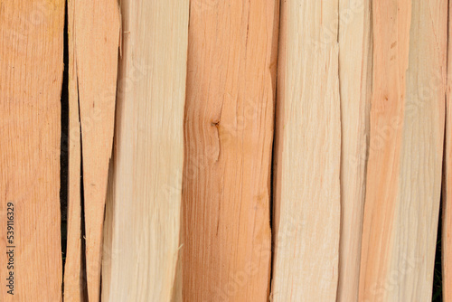 Kawałki drewna olchowego tworzące  pionowy wzór 