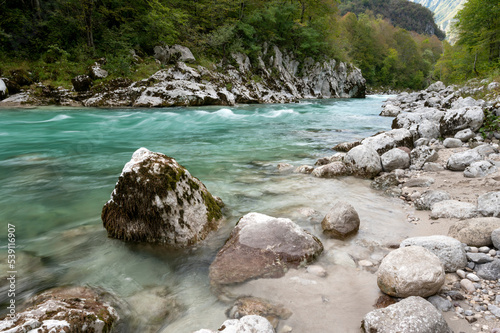 La rivière sauvage d'Isonzo près de Kobarid en Slovénie photo