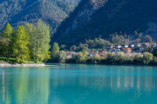 La rivière sauvage d'Isonzo près du village de Most na Soči en Slovénie