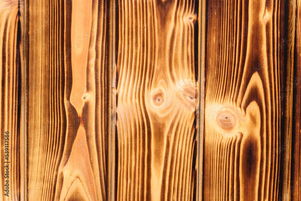 Obraz premium Podpalane świerkowe deski z widocznymi wzorami słojów drewna na powierzchni 