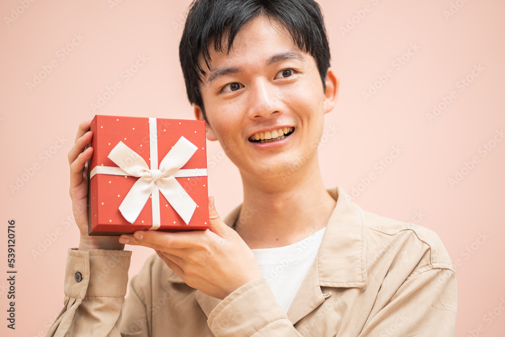 プレゼントを持った日本人男性