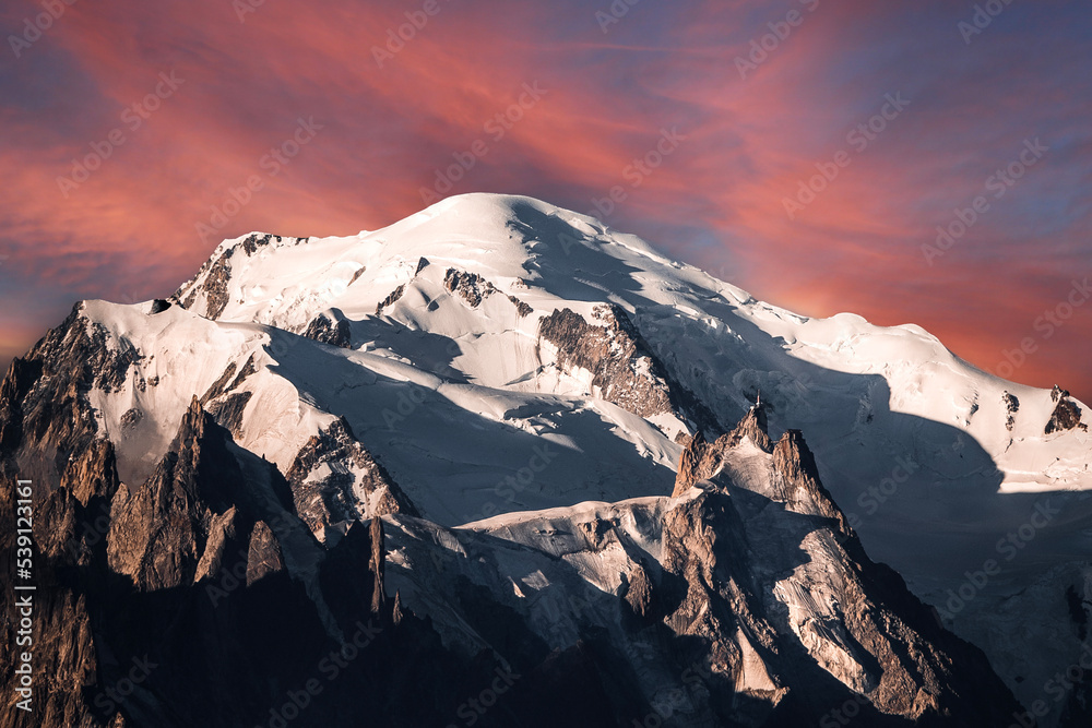 L'Aiguille du Midi face au Mont-Blanc