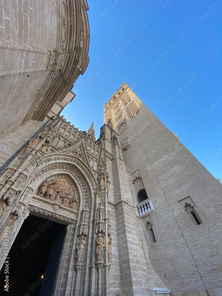 Φωτογραφία The Catedral de Sevilla (Cathedral of Saint Mary of the See) and La Giralda