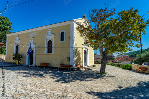 Der Kirchplatz von Agalas - Zakynthos