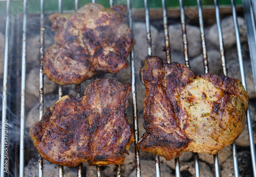 leckeres Fleisch vom Holzkohle Grill photo