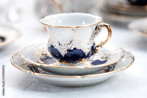 Chic Meissen B-Form button service

The porcelain service of the 