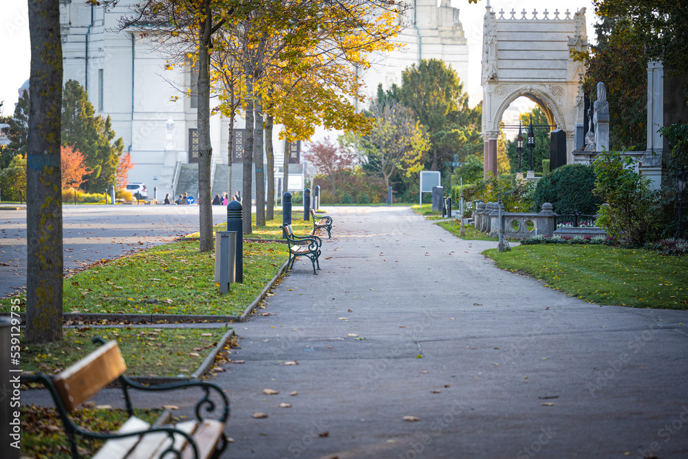 Obraz premium Der Wiener Zentralfriedhof wurde 1874 eröffnet und zählt mit einer Fläche von zweieinhalb Quadratkilometern und rund 330.000 Grabstellen mit drei Mill Verstorbenen zu den größten Friedhöfen Europas.