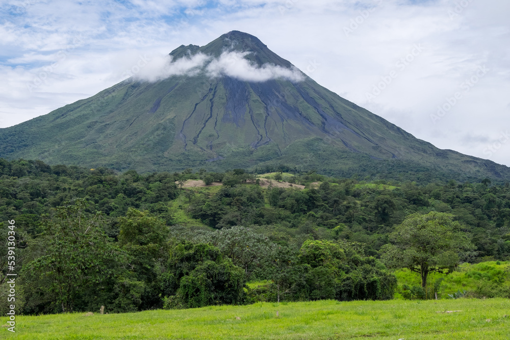 Volcán Arenal en La Fortuna en Costa Rica Volcán Arenal en La Fortuna en Costa Rica