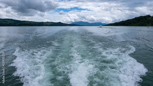 Estela de una embarcación en las aguas del lago de La Fortuna en Costa Rica