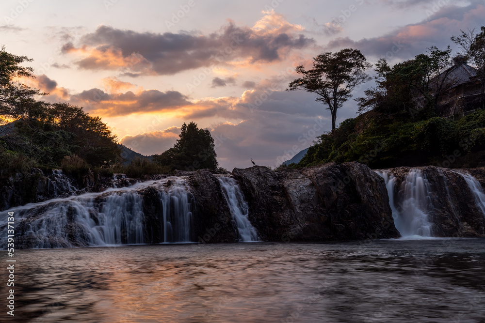 Fototapeta premium 夕暮れ時の蔦の淵 愛知県