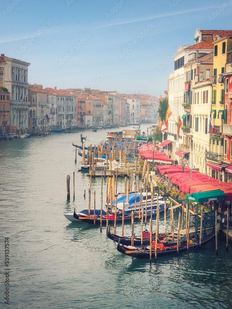 Venise, le grand canal vu du Pont du Rialto en format vertical