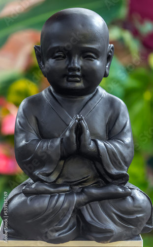 statue de bouddha au jardin 