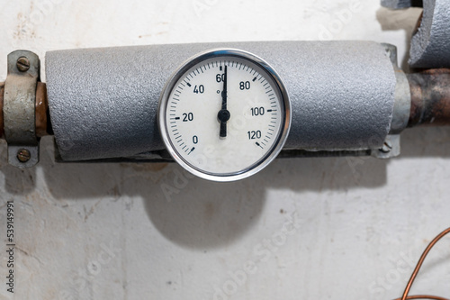 Heizungsanlage für Fernwärme in einem Altbau. Manometer zum Ablesen der Temperatur in Grad Celsius