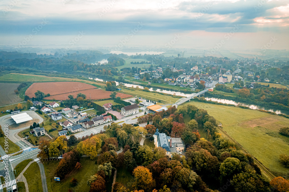 Pogranicze Polsko-Czeskie w Chałupkach na Śląsku, most na Odrze jesienią z lotu ptaka