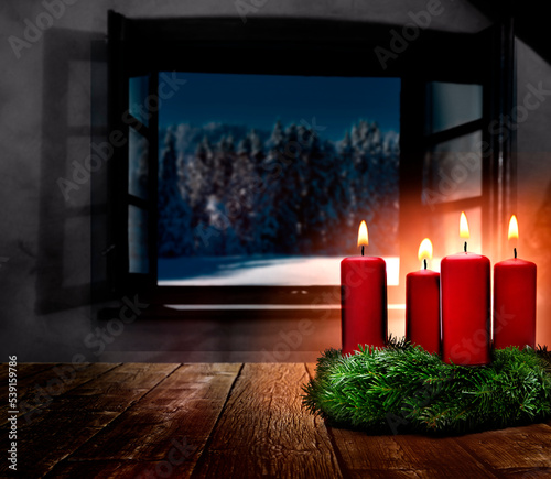 Geöffnetes Fenster an Weihanchten mit Adventskranz