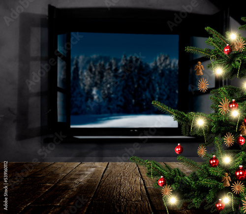 Geöffnetes Fenster an Weihanchten mit Weihnachtsbaum