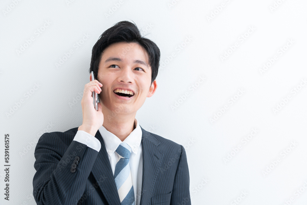 スマホで電話するビジネスマン スマホで電話するビジネスマン