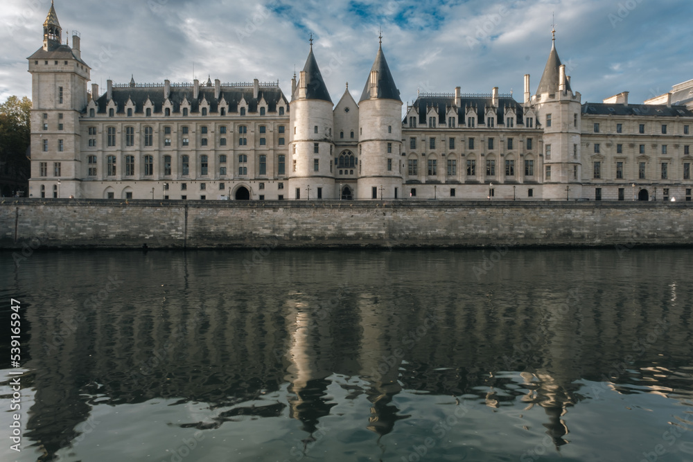 Palais de la Conciergerie, Paris (avec reflet dans la Seine)