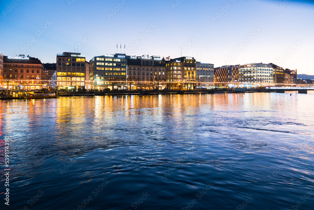 Obraz premium View of the evening embankment of Geneva on Lake leman