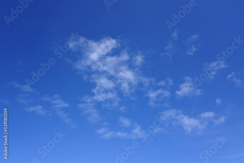 Leichte Wolken an einem strahlend blauen Himmel