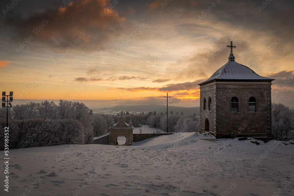 Φωτογραφία Sunrise in (Łysa Góra,  Święty Krzyż) Lysa Gora, Swiety Krzyz mount hilltop near
