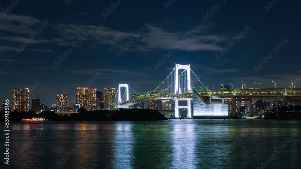 東京都 お台場海浜公園から見えるレインボーブリッジの夜景