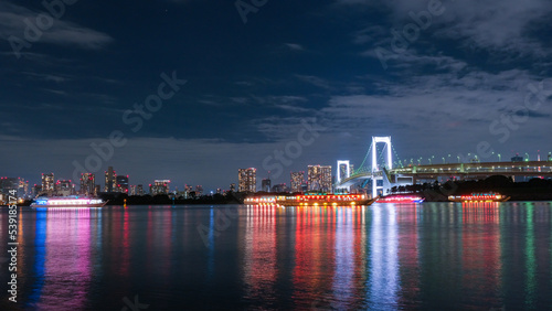 東京都 お台場海浜公園から見えるレインボーブリッジと屋形船の浮かぶ東京湾の夜景