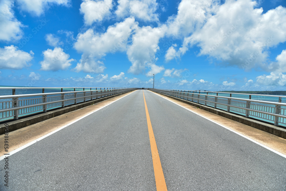 Fototapeta premium 宮古島伊良部大橋の美しい風景