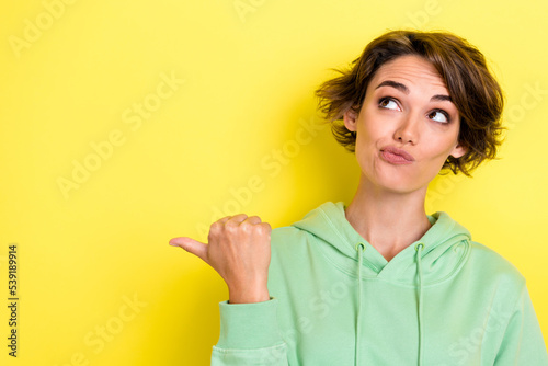 Papier peint Photo portrait of lovely young woman look skeptical point empty space news dress