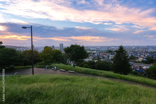 東京都多摩市 聖蹟桜ヶ丘、夕暮れの桜ヶ丘公園、ゆうひの丘