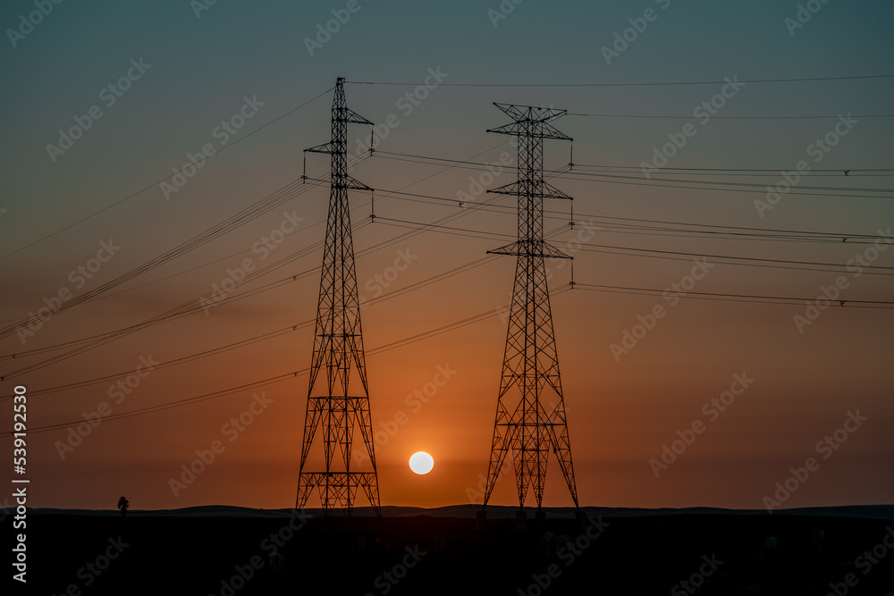 Por do sol e torres de energia