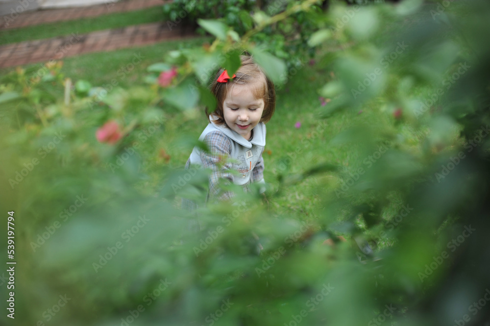 menina feliz no jardim 