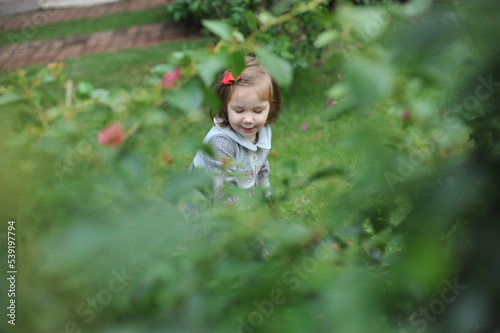 menina feliz no jardim 